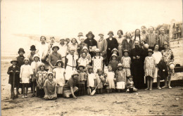 CP Carte Photo D'époque Photographie Vintage Plage Groupe Mode Le Tréport  - Couples