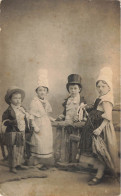 P8-enfants  FANTAISIES.CATE PHOTO GROUPE D ENFANTS EN COSTUMES FOLKLORE - Portraits