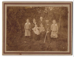 Fotografie Unbekannter Fotograf Und Ort, Vater Als Soldat In Uniform Mit Orden Nebst Familie, Sohn In Husaren Uniform  - Oorlog, Militair