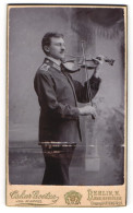 Fotografie Oskar Goetze, Berlin, Soldat In Garde Musiker Uniform Augusta Garde Rgt. 1, Mit Geige / Violine  - Oorlog, Militair