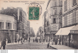 A24-92) LEVALLOIS PERRET (HAUTS DE SEINE)  LA RUE FAZILLEAU PRISE DE LA RUE DU BOIS - ( ANIMEE - COMMERCES - HABITANTS ) - Levallois Perret