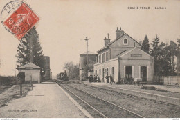 M14-86) COUHE VERAC (VIENNE)  LA GARE - (ANIMEE - PERSONNAGES - VOYAGEURS - TRAIN) - Couhe