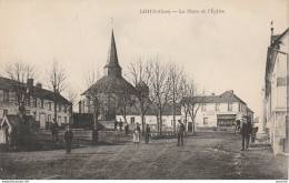 N18-60) LIHUS (OISE) LA PLACE ET L'EGLISE - (ANIMEE - HABITANTS - VILLAGEOIS - 2 SCANS) - Other & Unclassified