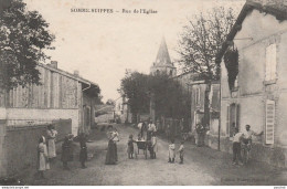 N2- 51) SOMME SUIPPES (MARNE) RUE DE L' EGLISE - (TRES ANIMEE - ECOLIERS - HABITANTS - VILLAGEOIS - 2 SCANS) - Sonstige & Ohne Zuordnung