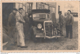 CARTE PHOTO - AUTOMOBILE ACCIDENTEE - VOITURE FORD MODELE 48 - 1935 - GARAGE AVEC MECANICIEN - 2 SCANS  - Voitures De Tourisme