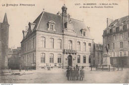 P23- 22) SAINT  BRIEUC - L' HOTEL  DE  VILLE  ET STATUE POULAIN  CORBION - (HABITANTS - ECOLIERS - 2 SCANS) - Saint-Brieuc