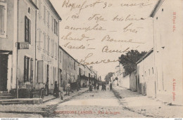 P3-40) ROQUEFORT (LANDES) RUE DE LA GARE - (ANIMEE - HABITANTS - HOTEL DE FRANCE - TABAC - OBLITERATION 1904 - 2 SCANS) - Roquefort