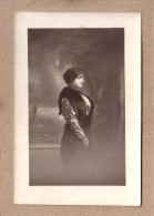 PHOTOGRAPHIE , CARTE PHOTO , ART DECO - FEMME DE PROFIL , COIFFE , FOURRURE SUR LES EPAULES - Photographs