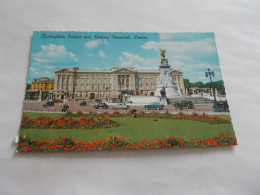 LONDRES LONDON ( ENGLAND ANGLETERRE ) BUCKINGHAM PALACE AND VICTORIA MEMORIAL ANIMEES VIEILLES AUTOS COLORISER - Buckingham Palace