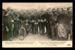 GUERRE 14/18 - OFFICIERS FRANCAIS RAPPORTANT DES CASQUES D'OFFICIERS ALLEMANDS TUES A VIC-SUR-AISNE - Guerre 1914-18