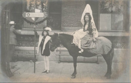 CARTE PHOTO - Middeleeuwen? - Princesse Sur Un Cheval Et Son Cavalier - Carte Postale Ancienne - Fotografia