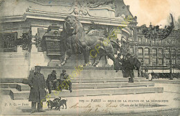 75.  PARIS . Socle De La Statue De La République .  CPA Animée ; - Autres & Non Classés