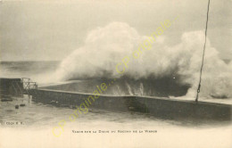 64.  BIARRITZ . Vague Sur La Digue Du Rocher De La Vierge . - Biarritz