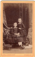 Photo CDV De Deux Jeune Fille élégante Posant Dans Un Studio Photo A Strasbourg - Old (before 1900)