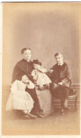 Photo CDV D'une Femme élégante Avec Ces Trois Petit Enfants Posant Dans Un Studio Photo A Strasbourg - Anciennes (Av. 1900)