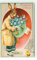 N°16490 - Carte Gaufrée - Fröhliche Ostern - Lièvre Habillé Apportant Un Oeuf Rempli De Myosotis - Ostern