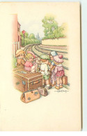 N°17564 - A. Bertiglia - Enfants Avec Leurs Bagages Attendant Un Train - Bertiglia, A.