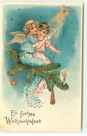 N°18549 - Carte Gaufrée - Ein Fröhes Weihnachtsfest - Anges Assis Sur Une Branche De Sapin - Autres & Non Classés