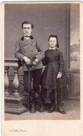 Photo CDV D'une Jeune Fille   élégante Avec Un Homme  Posant Dans Un Studio Photo A Epinal - Anciennes (Av. 1900)