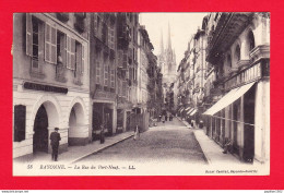 F-64-Bayonne-33PH20 La Rue Du Port Neuf, Animation, Commerces, Cpa BE - Bayonne