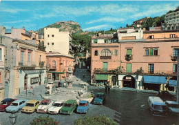 ITALIE - Sicile - Taormina - Statua Di Taormina E Piazza Duomo - Animé - Voiture Colorée Garée - Carte Postale Ancienne - Sonstige & Ohne Zuordnung