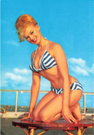 MIKICP10-045- PIN-UP BLONDE EN MAILLOT DE BAIN SUR UNE TABLE - Pin-Ups