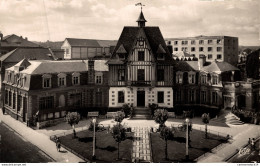 NÂ°11921 Z -cpsm Deauville -la Mairie- - Deauville