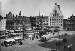 Lille * Place * L'ancienne Bourse , La Déesse Et La Grande Garde * Tram Tramway - Lille