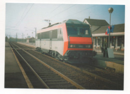 LE TRAIN À BOUZY N° 22 - GIEN  ( LOIRET )  - LIGNE P.L.M.   BB 26001 EN GARE LORS DE VSON BAPTÈME " VILLE DE GIEN" - Eisenbahnen