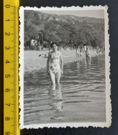 #17    Woman On Vacation - On The Beach In A Bathing Suit / Femme En Vacances - Sur La Plage En Maillot De Bain - Anonyme Personen