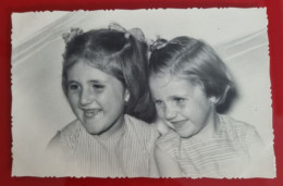 PH - Ph Original - Deux Petites Sœurs Souriantes Avec Des Arcs Sur La Tête - Anonyme Personen