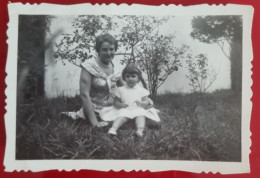 PH - Ph Petit Original - Mère Avec Sa Petite Fille Posant Dans Le Jardin à La Maison - Anonymous Persons