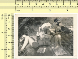 REAL PHOTO Couple Are Lying On Beach Shirtless Man And Woman, Maillot De Bain Femme Et Homme Nu Sur Plage Photo SNAPSHOT - Anonymous Persons