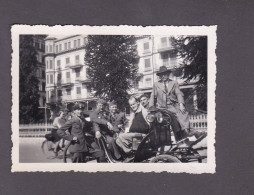 Photo Originale Guerre 39-45 Soldats Francais Prisonniers Internes En Suisse Interlaken Promenade (51984) - Guerre, Militaire