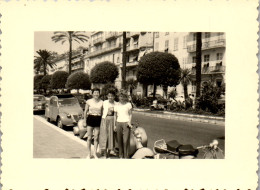 Photographie Photo Snapshot Anonyme Vintage Nice 06 Deux Chevaux Vespa - Places