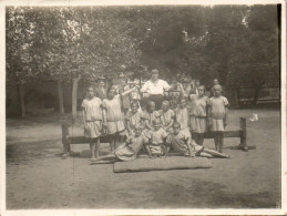 Photographie Photo Snapshot Anonyme Vintage Jeune Fille école Gymnastique  - Andere & Zonder Classificatie