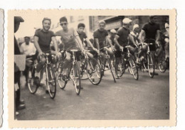 Snapshot Cycliste Velo Course Coureur Départ 50s 40s Amateur - Personnes Anonymes