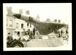 Photo Gournay En Bray 1965 Fete De La Saint Clair Un Char ( Format 9cm X 13cm ) - Plaatsen