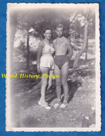 Photo Ancienne Snapshot - Beau Portrait Femme & Son Garçon à La Plage - Aout 1945 - Maillot De Bain Homme Torse Nu Fille - Pin-up