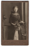 Fotografie P. Zallow, Berlin, Bergstr. 140, Portrait Junge Frau Im Dunklen Kleid Zur Konfirmation Mit Blumenstrauss  - Personnes Anonymes