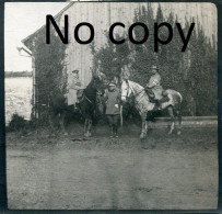 2 PHOTOS ALLEMANDES - PASTEUR ET OFFICIERS A CHEVAL A PROUVAIS PRES DE VILLENEUVE SUR AISNE - GUERRE 1914 - 1918 - Oorlog, Militair