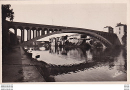 B3-47) VILLENEUVE SUR LOT - SOUS LES ARCADES DU PONT  NEUF - LES VIEILLES MAISONS ET LE  PONT VIEUX  -  ( 2 SCANS ) - Villeneuve Sur Lot