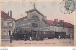 B8-18) VIERZON (CHER)  PLACE DE LA GARE TRAMWAY DE L'INDRE - ( BELLE ANIMATION - HABITANTS - TRAIN - COLORISEE ) - Vierzon