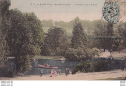 A12-75) PARIS (XIX°)  BUTTES CHAUMONT - PASSERELLE - LAC ET ROCHER  - ( ANIMEE - COLORISEE ) - Paris (19)