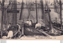 B7-29) CONCARNEAU (FINISTERE) BARQUES SARDINIERES - MARINS PREPARANT LA COTRIADE - ( 2 SCANS ) - Concarneau