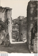 E9-13) LES BAUX (BOUCHES DU RHONE) LA RUE DES FOURS  - (ANIMEE - PERSONNAGES - OBLITERATION DE 1962 - 2 SCANS) - Les-Baux-de-Provence