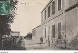 E7- 17) PORT DES BARQUES (CHARENTE MARITIME) LES ECOLES -  (ANIMEE - VILLAGEOIS AVE CHIEN)  - Sonstige & Ohne Zuordnung