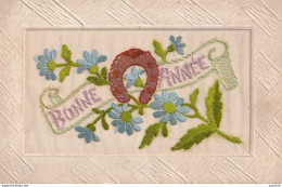 E5- CARTE BRODEE  - BONNE FETE - FLEURS MYOSOTIS AVEC FER A CHEVAL PORTE BONHEUR - ( 2 SCANS ) - Brodées