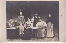 S21-33)  BORDEAUX - CARTE PHOTO - TUNMER PHOTO - UNE FAMILLE BORDELAISE - CAFE ? - 2 SCANS  - Bordeaux