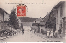 90) ROUGEMONT LE CHATEAU ( TERRITOIRE DE BELFORT ) LA ROUTE DE BELFORT - ANIMEE - HABITANTS - EN 1920 - Rougemont-le-Château